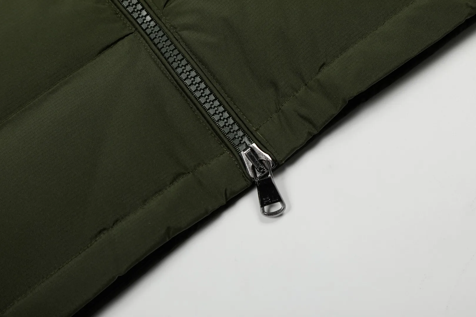 P720 Top quality" Style number: 9003# [Ralph Lauren winter basic classic embroidered men's and women's couple's same style hooded down jacket] ✅Ralph Lauren American retro chest zipper high version top-fill winter down jacket ✅100% high-quality white duck down, high version top-fill capacity ✅Double-layer inner velvet to strictly prevent velvet running ✅Built-in adjustable drawstring, windproof and coldproof, considerate and in place ✅Original version The maximum size can be worn up to 200 pounds. Loose and comfortable, no pressure. ✅Same style for male and female couples. Recommended OOTD outfits in winter~ Size: S-XL Color: Black, milky white, khaki, navy blue, military green